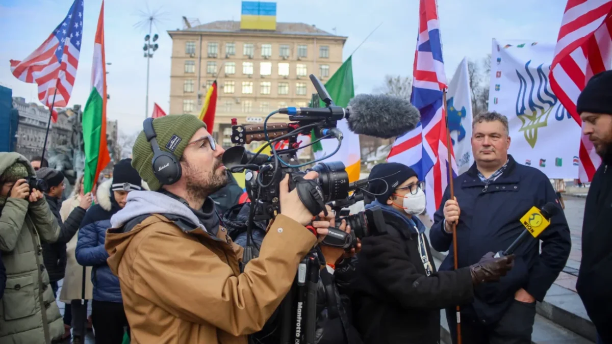 Novináři a kameramani dělající rozhovory.
