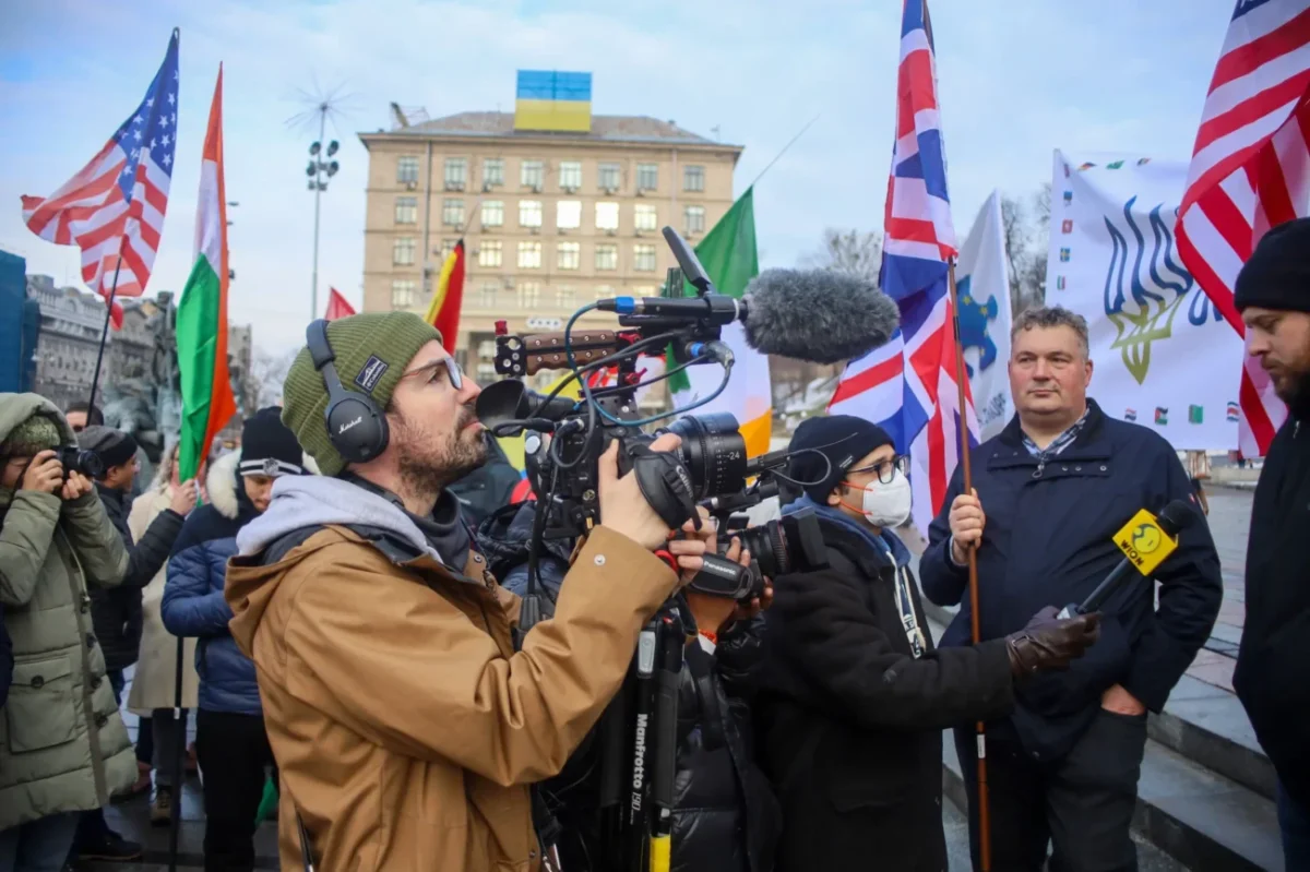 Novináři a kameramani dělající rozhovory.