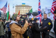 Novináři a kameramani dělající rozhovory.