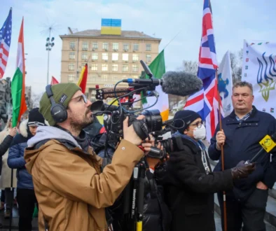 Novináři a kameramani dělající rozhovory.