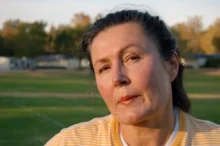 Přísně se tvářící žena.