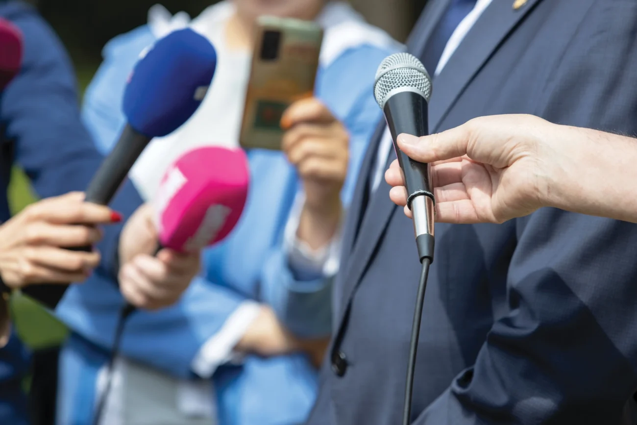 shutterstock_2459441883-2 | TVGURU.cz Lidé na sebe míří mikrofony.