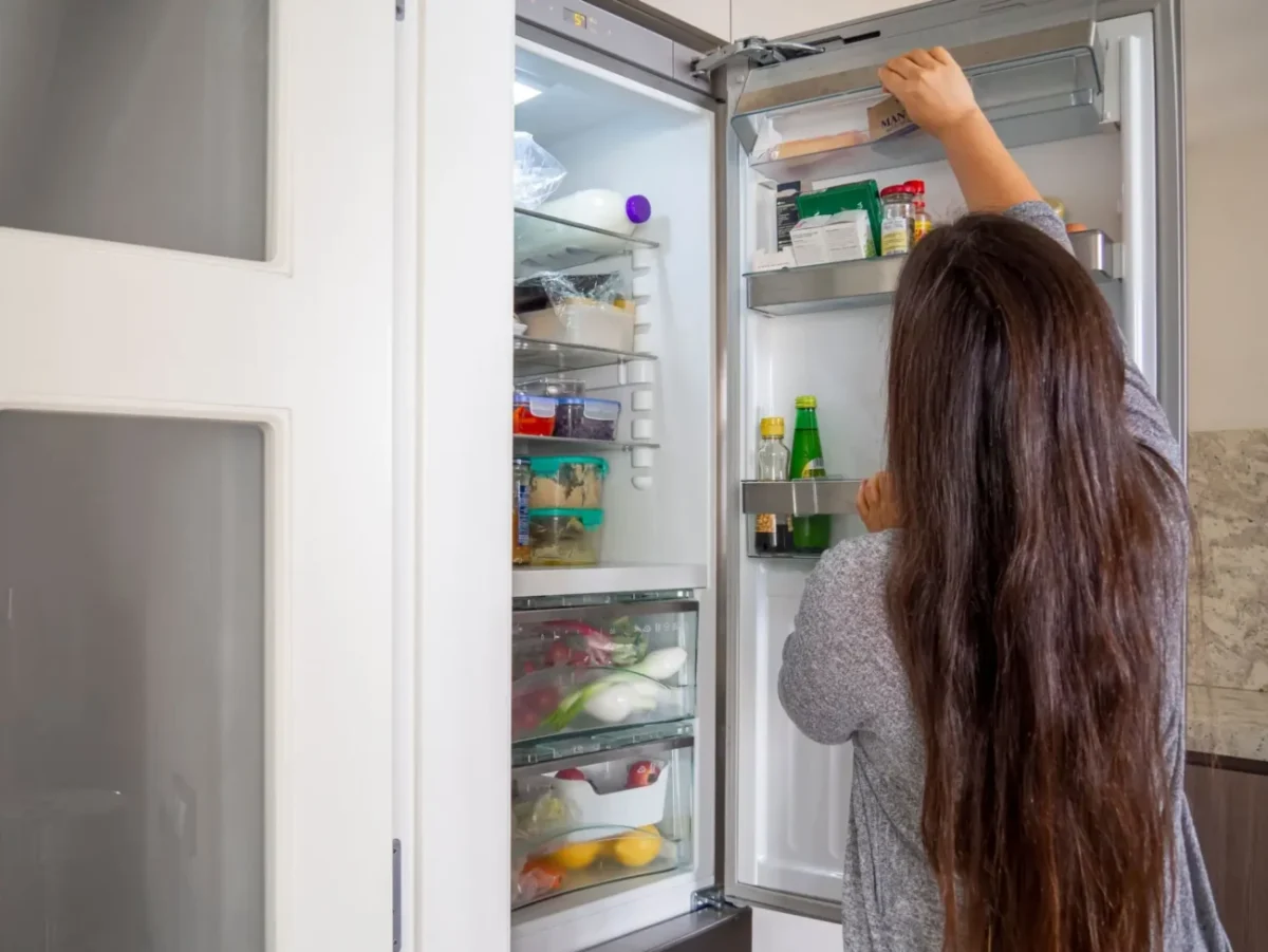 žena která něco bere z lednice