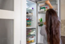 žena která něco bere z lednice