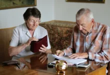 starý pár který kontroluje účty a hledá peníze v peněžence