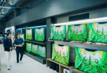 Muž vybírající si televizi.