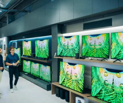 Muž vybírající si televizi.