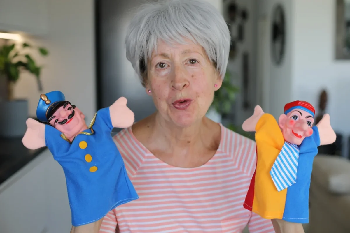 Starší žena s loutkami.