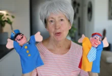 Starší žena s loutkami.