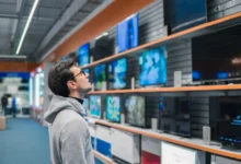 Muž vybírající si televizi.