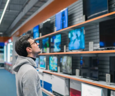Muž vybírající si televizi.