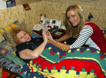 Jana Andresíková leží zraněná v posteli