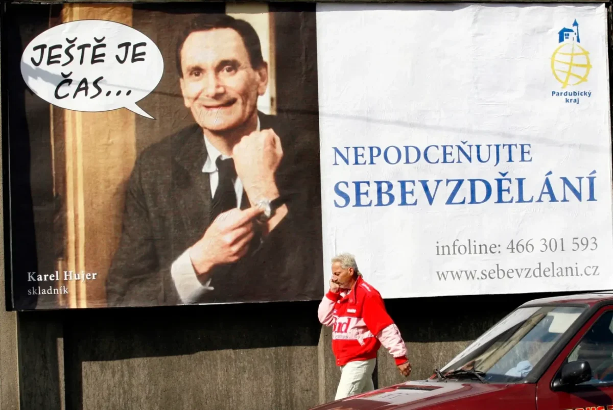 billboard s Václavem Lohniským propagující sebevzdělávání