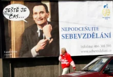 billboard s Václavem Lohniským propagující sebevzdělávání