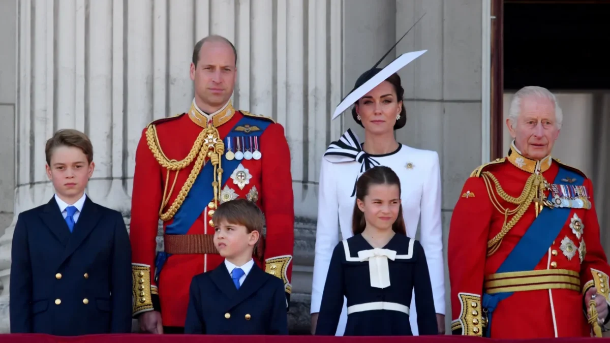 Britská královská rodina stojící vedle sebe.
