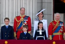 Britská královská rodina stojící vedle sebe.