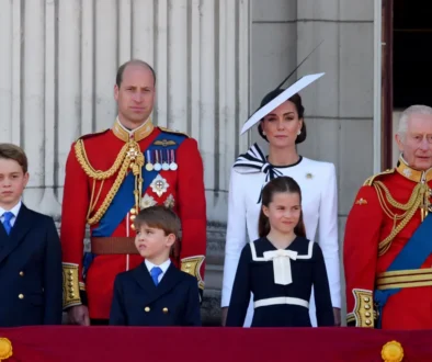 Britská královská rodina stojící vedle sebe.
