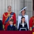 Britská královská rodina stojící vedle sebe.