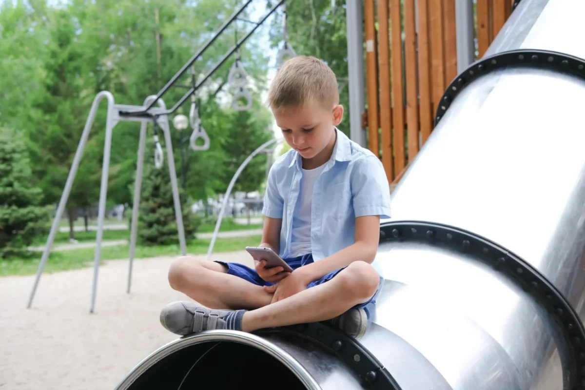 chlapec na telefonu