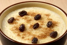 rýžová kaše se skořicí a rozinkami v hnědé misce - velký detail