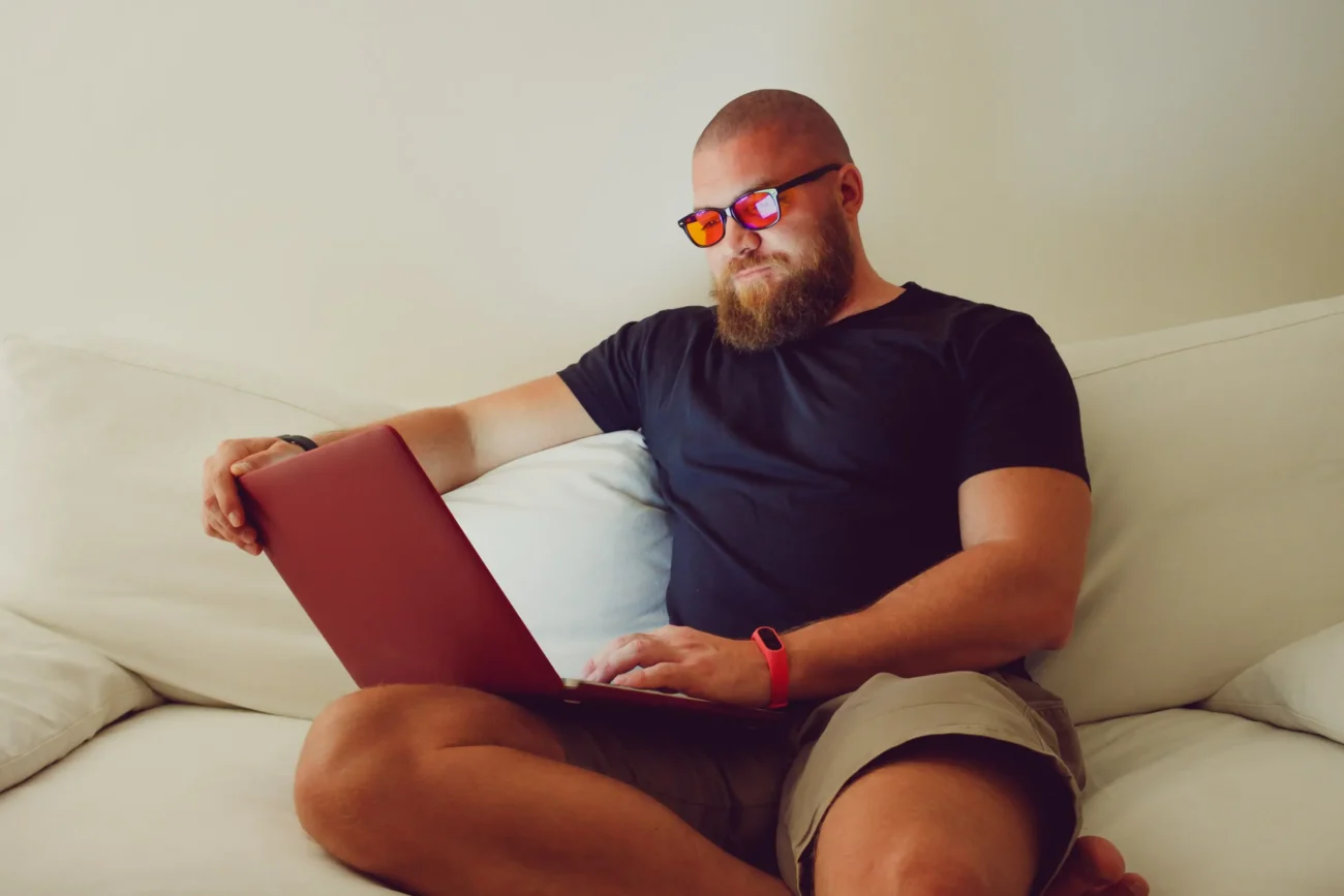 Modré světlo brání kvalitnímu spánku. Zdroj: Shutterstock | TVGURU.cz Muž s červenými brýlemi.
