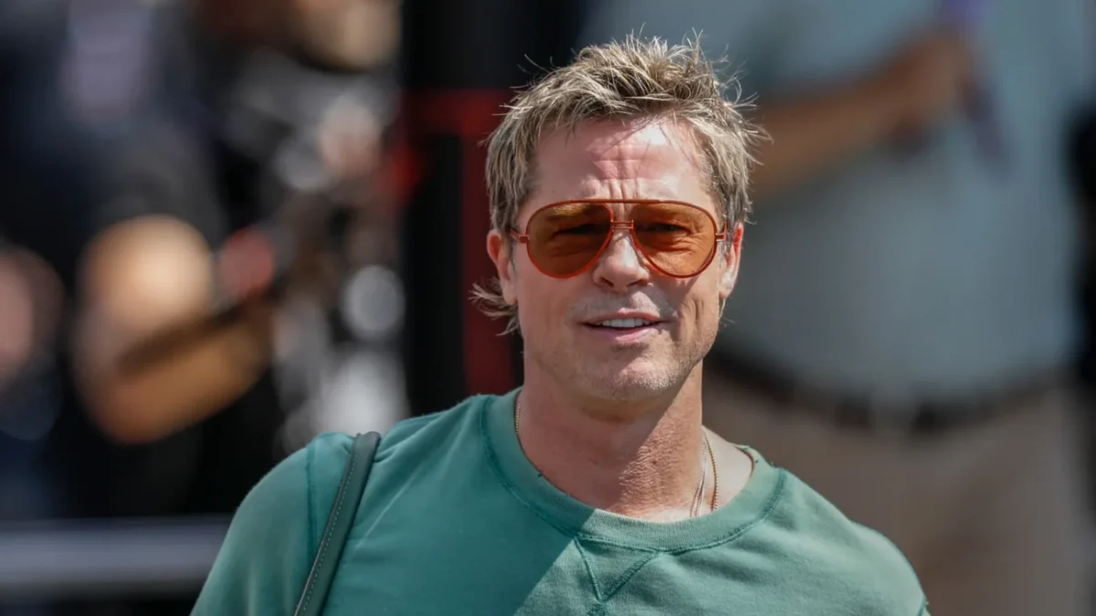 Brad Pitt ve slunečních brýlích.