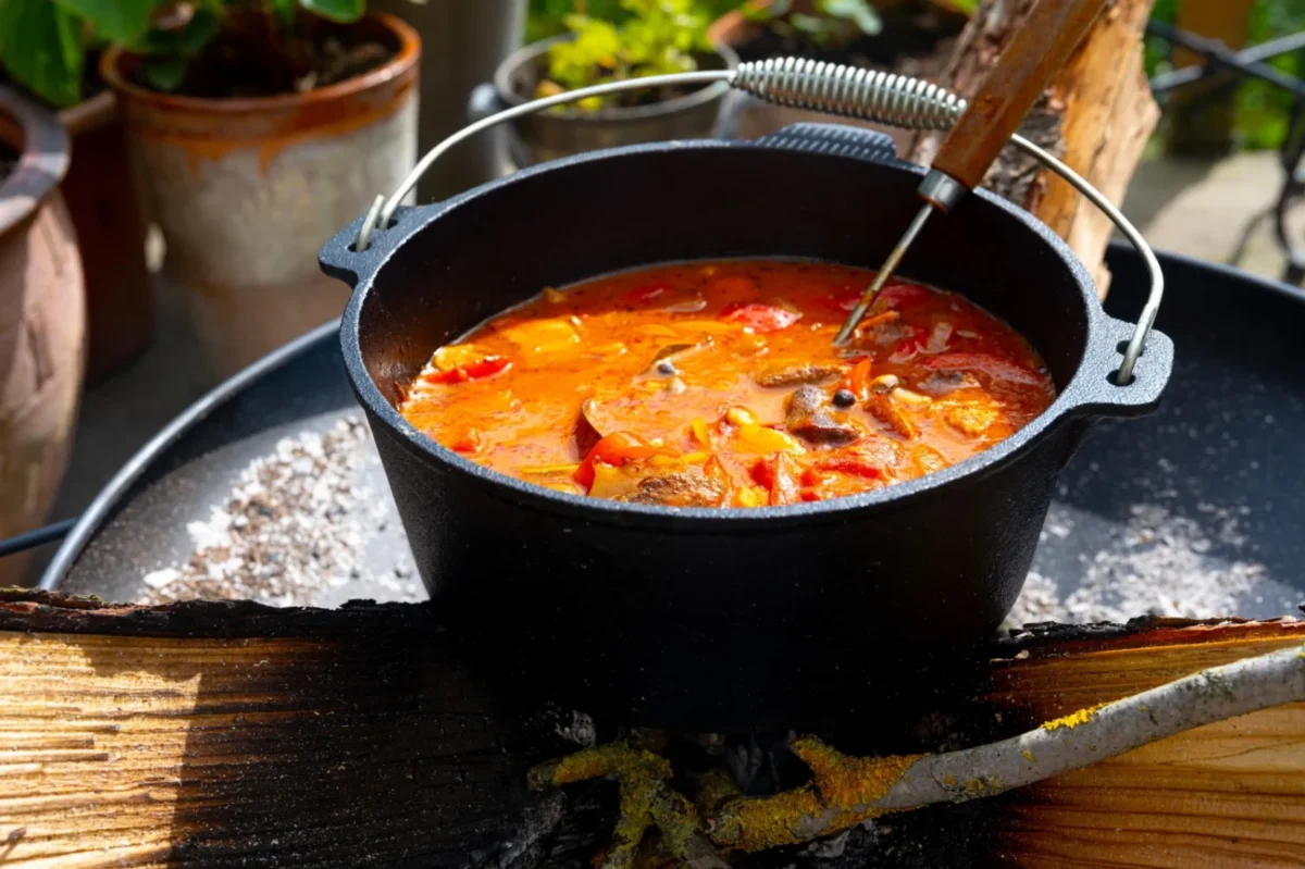 Guláš připravovaný v hrnci.