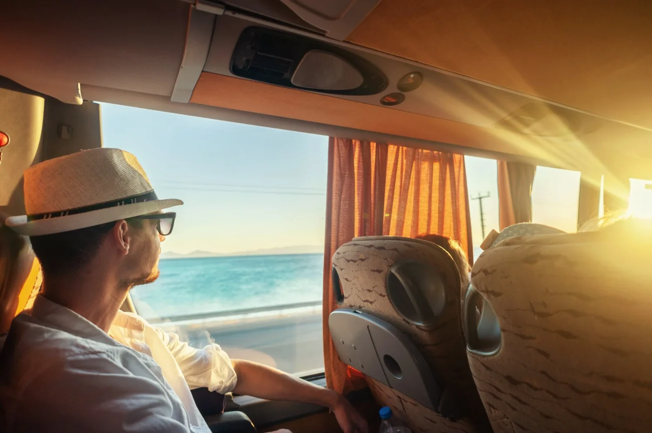shutterstock_2243505255 1 | TVGURU.cz Muž jedoucí v autobusu.