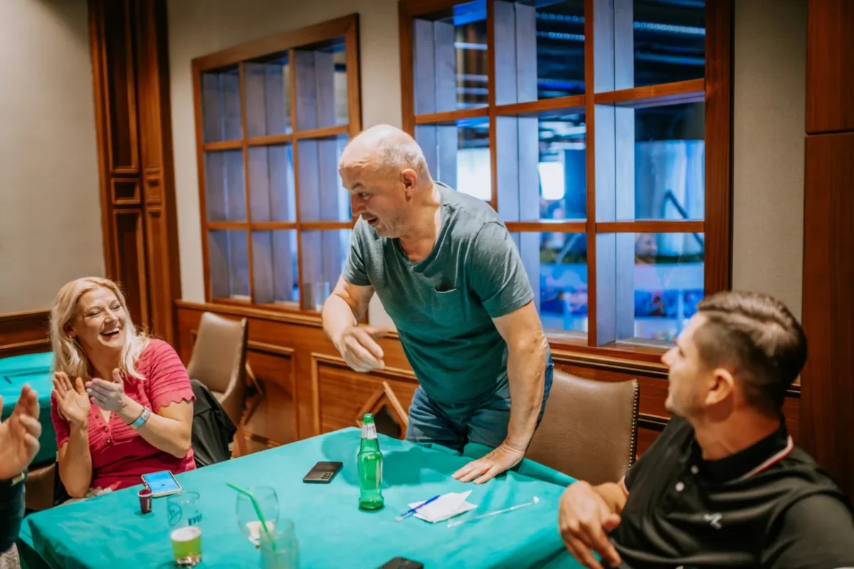 lidé u stolu pořádají kvíz