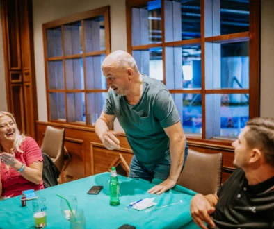 lidé u stolu pořádají kvíz