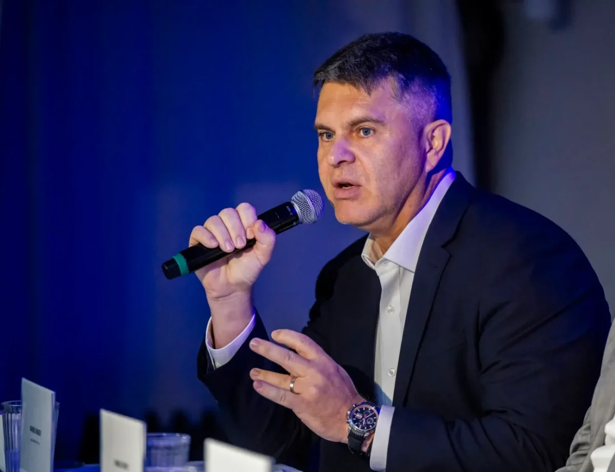 TK k Velké mediální novele, Sněmovní 7, Asociace komerčních televizí, APSV ČR, Sdružení pro internetový rozvoj, Unie vydavatelů, AOV. Na TK se sešli zástupci televizí, rádií, vydavatelů: zleva sedící Marek Singer