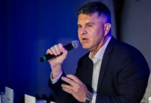 TK k Velké mediální novele, Sněmovní 7, Asociace komerčních televizí, APSV ČR, Sdružení pro internetový rozvoj, Unie vydavatelů, AOV. Na TK se sešli zástupci televizí, rádií, vydavatelů: zleva sedící Marek Singer