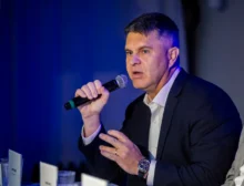 TK k Velké mediální novele, Sněmovní 7, Asociace komerčních televizí, APSV ČR, Sdružení pro internetový rozvoj, Unie vydavatelů, AOV. Na TK se sešli zástupci televizí, rádií, vydavatelů: zleva sedící Marek Singer