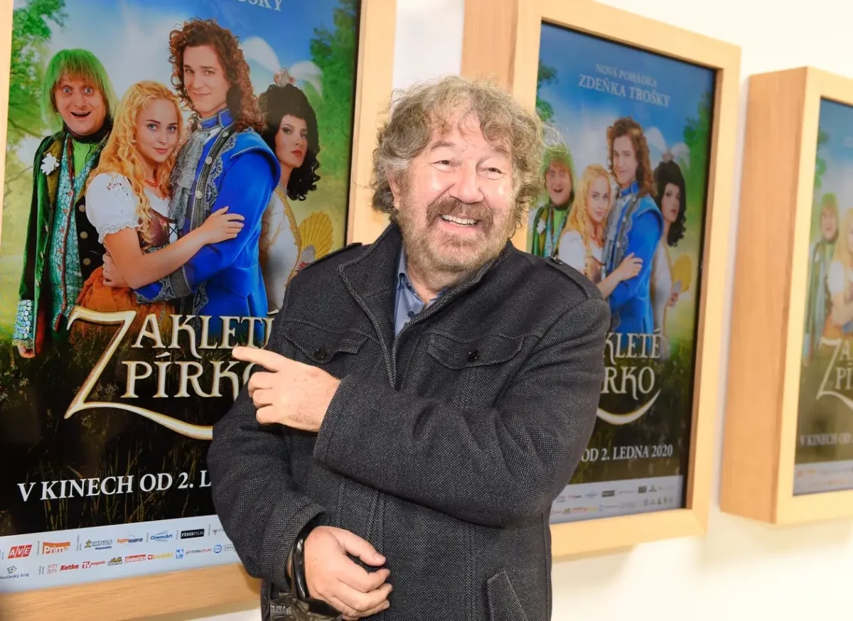 Zdeněk Troška a plakát jeho pohádky.