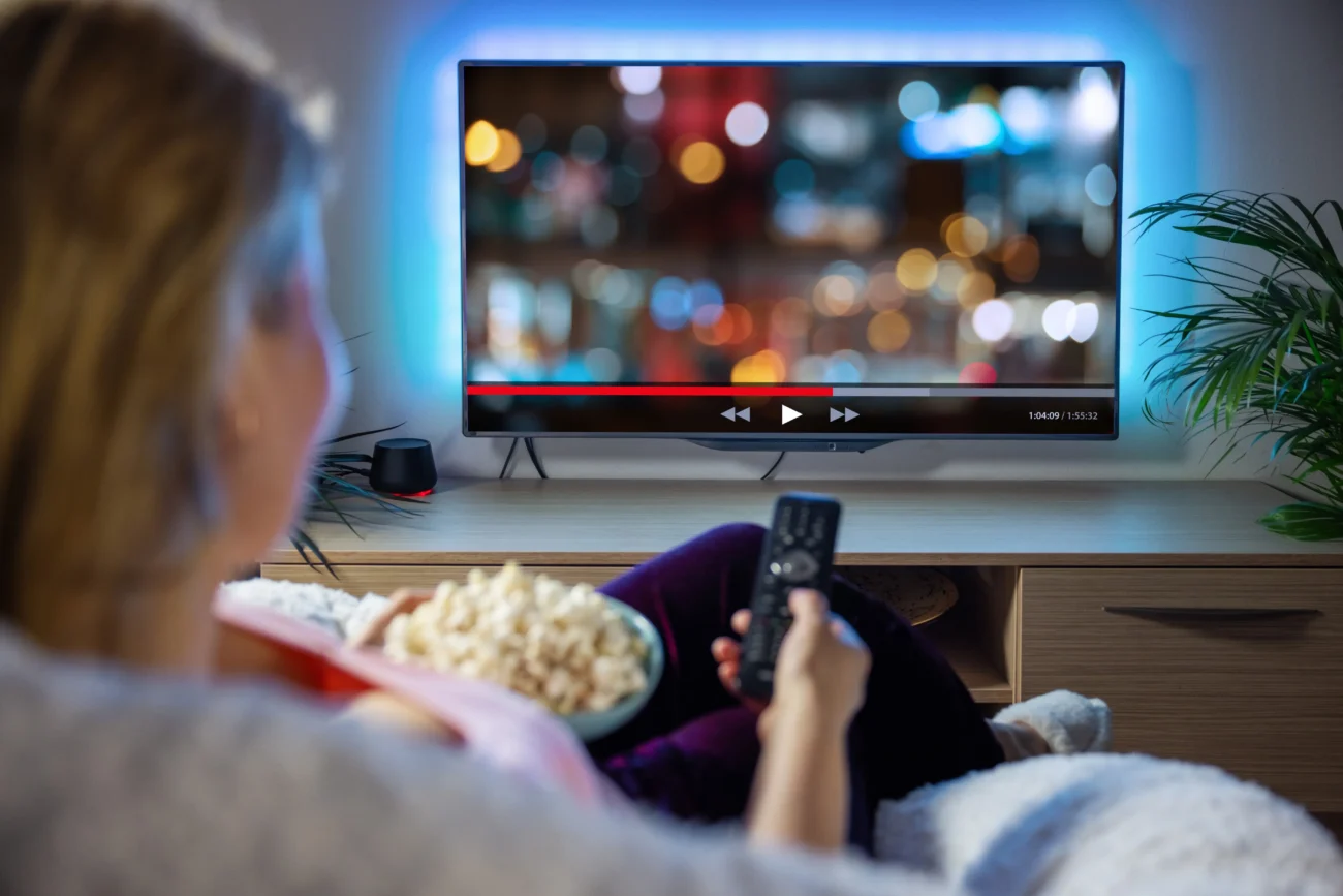 Žena dívající se na Netflix.