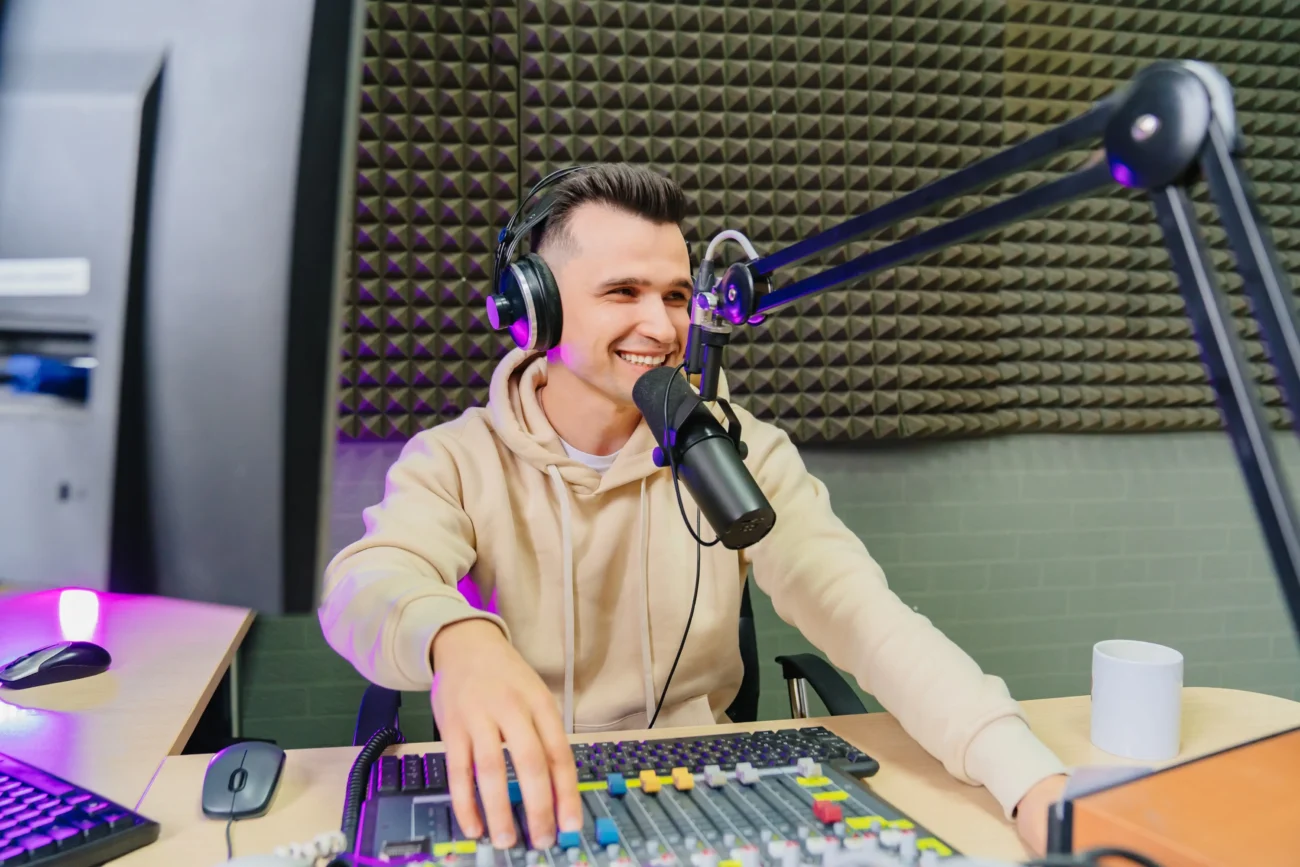 Lidé milují, když se mohou podívat do zákulisí. Zdroj: Shutterstock | TVGURU.cz Moderátor rádia za mixážním pultem.
