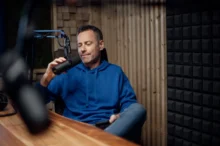 Moderátor rádia u mikrofonu.