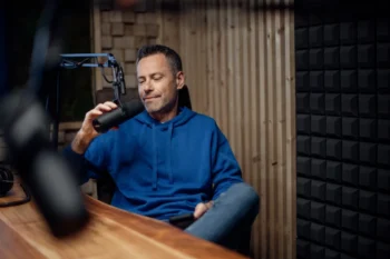 Moderátor rádia u mikrofonu.