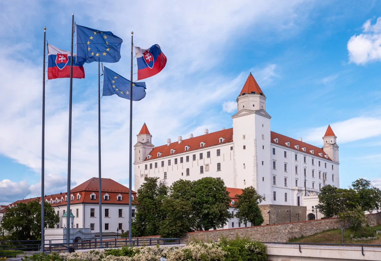 Slováci od 1. září mohou sledovat novou českou televizi. Zdroj: Shutterstock | TVGURU.cz Hrad se slovenskou vlajkou.