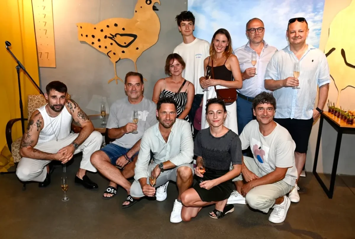 muži a ženy v bílém