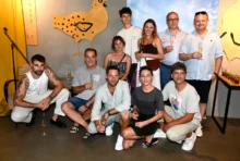 muži a ženy v bílém