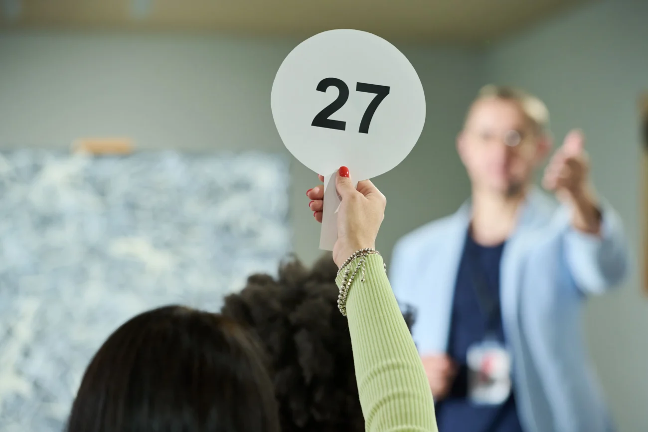 shutterstock_2556917035-min | TVGURU.cz žena zvedá číslo nad hlavu