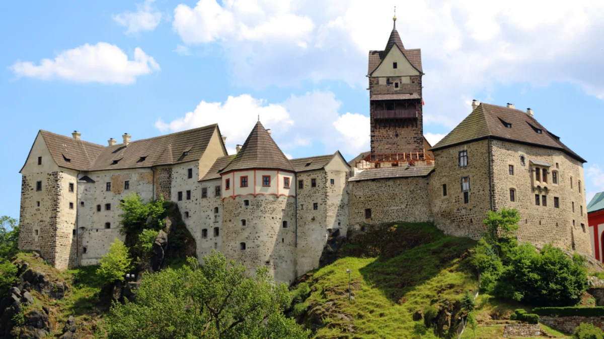 Hrad Loket za jasného dne - pohled zvenčí na architektonický komplex