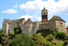 Hrad Loket za jasného dne - pohled zvenčí na architektonický komplex