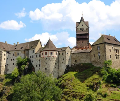 Hrad Loket za jasného dne - pohled zvenčí na architektonický komplex