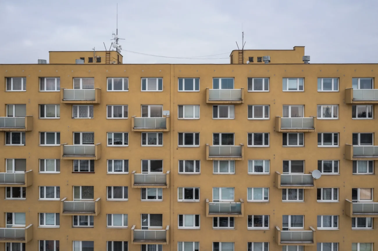 Most je městem s lidmi u vyloučených lokalit. Zdroj: Shutterstock | TVGURU.cz Starší panelový dům.