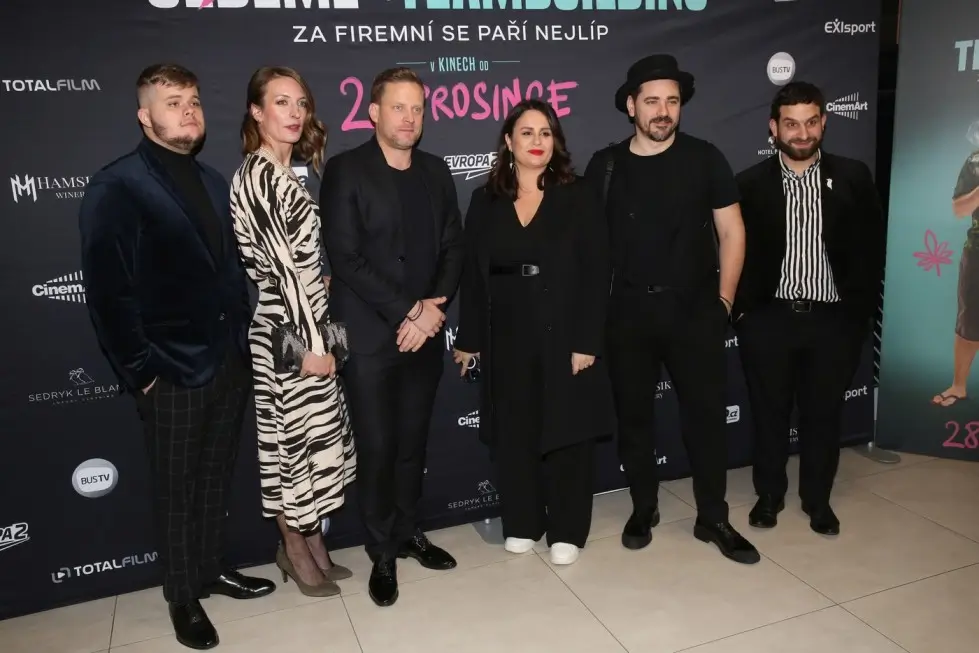 profimedia-0831311259 1 | TVGURU.cz Herci z filmu Jedeme na teambuilding při premiéře.