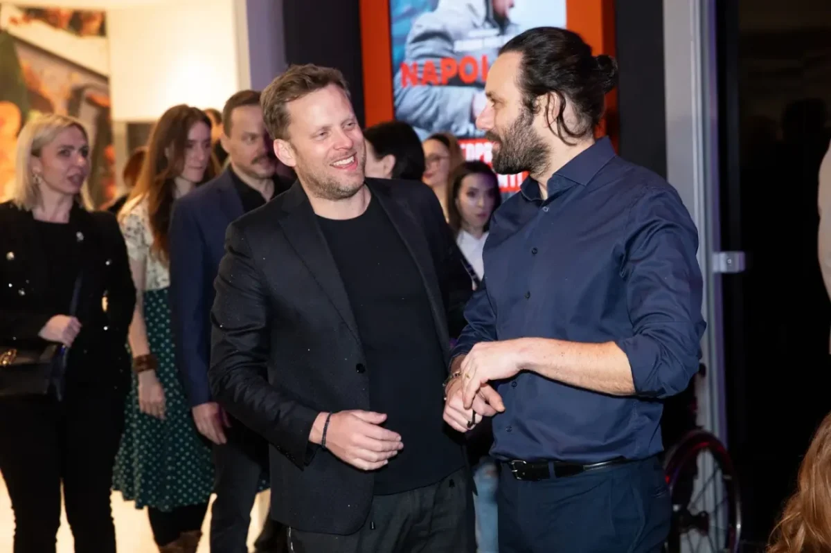 Premiéra filmu Jedeme na teambuilding. Na snímke je Jakub Prachař, Robo Jakab.