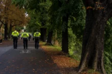 Policisté na silnici.