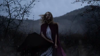 Čarodějnice schovaná ve tmě.